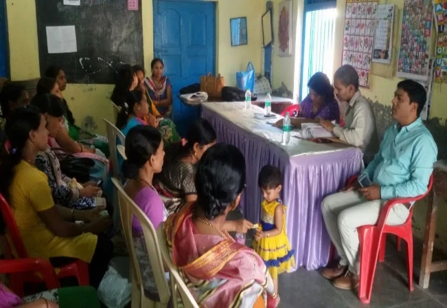 Mothers with children attending CDROME community outreach session