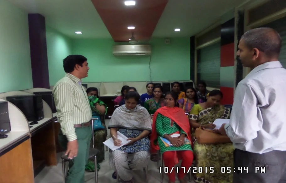 Vijay Vasekar conducting training session for women beneficiaries